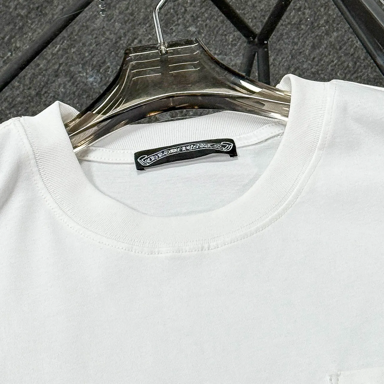 P170 Chrome Hearts Chrome Hearts 25 high-end versions. The fabric is made of 300 grams of high-density pure cotton. It does not deform or shrink. It has three labels. It is the same style for men and women. Technology: Digital printing. Color: White. Black. SIZE: S-XL.